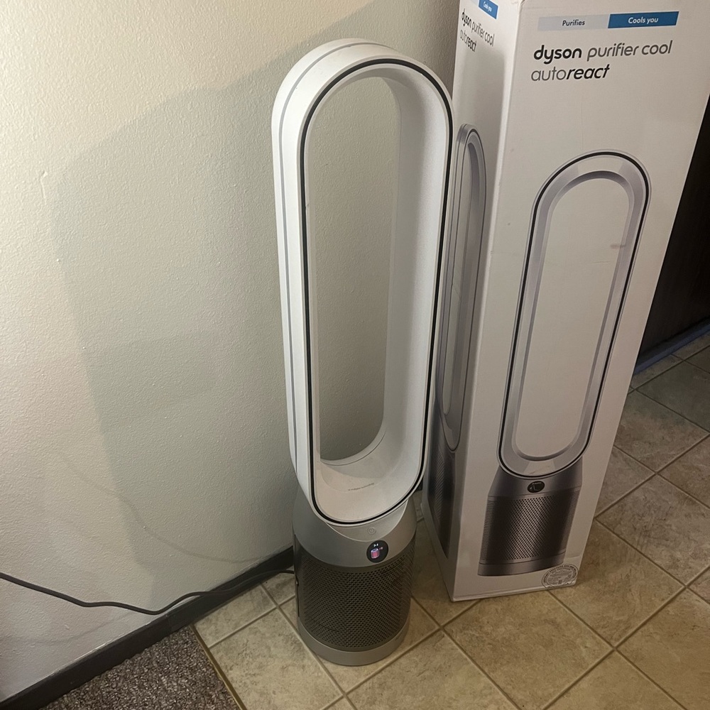 This is a Dyson Purifier Cool Autoreact. Looks and works as if it was new.
